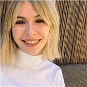 Profesora joven y dinámica para dar clases tanto a niños como adultos, adaptando el temario a los objetivos y necesidades particulares de cada alumno.
Tengo experiencia con todo tipo de personas y grupos, y sobre todo disfruto enseñando tanto a los más pe